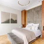 Artistic Luxury 3-Bedroom Apartment - Champs-Élysées